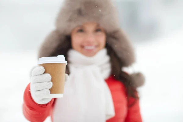 Счастливая женщина с чашкой кофе зимой — стоковое фото
