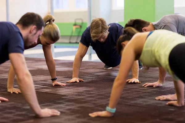 Grupp personer som tränar på gym — Stockfoto