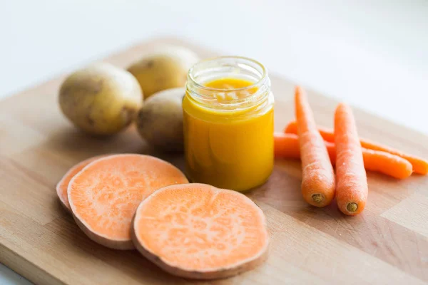 Vegetable puree or baby food in glass jar — Stock Photo, Image