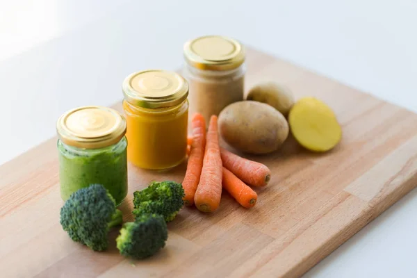 Vegetable puree or baby food in glass jars — Stock Photo, Image