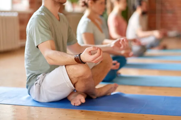 Gruppo di persone che fanno esercizi di yoga in studio — Foto Stock