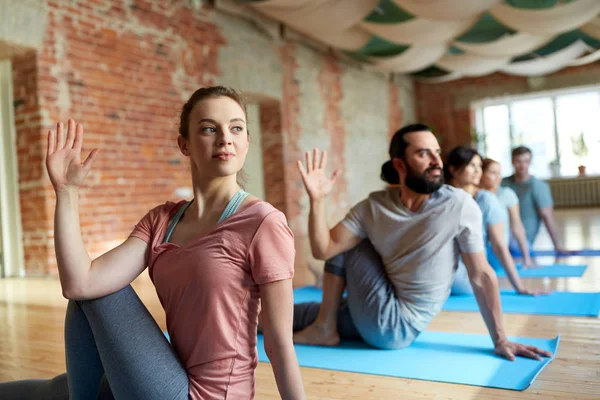 Groep mensen die yoga doen in de studio — Stockfoto