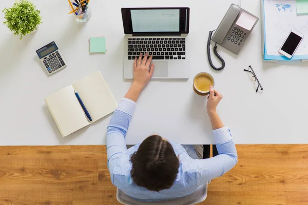Femeie de afaceri cu laptop și cafea la birou — Fotografie, imagine de stoc