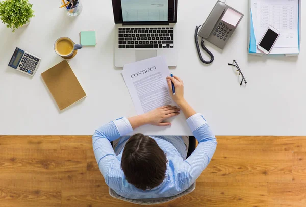 Femme d'affaires signant le document contractuel au bureau — Photo