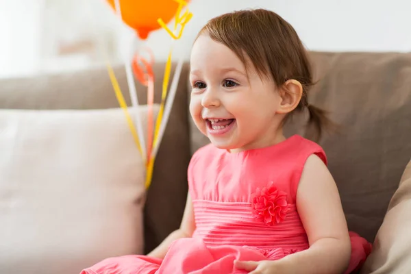 Happy baby flicka på födelsedagsfest hemma — Stockfoto