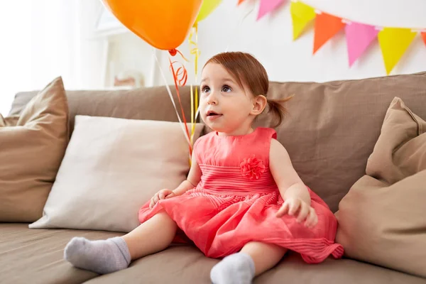 Happy baby flicka på födelsedagsfest hemma — Stockfoto