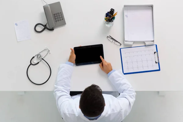 Médico con tableta pc y cardiograma en la clínica —  Fotos de Stock