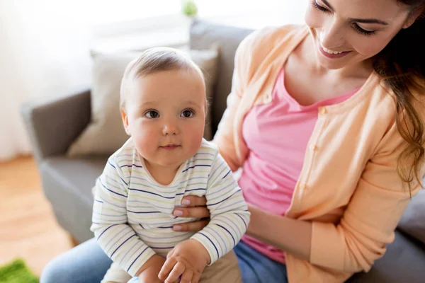 Feliz joven madre con pequeño bebé en casa —  Fotos de Stock