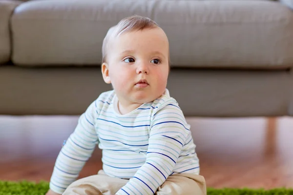 Baby boy sitting on floor at home — Stock Photo, Image