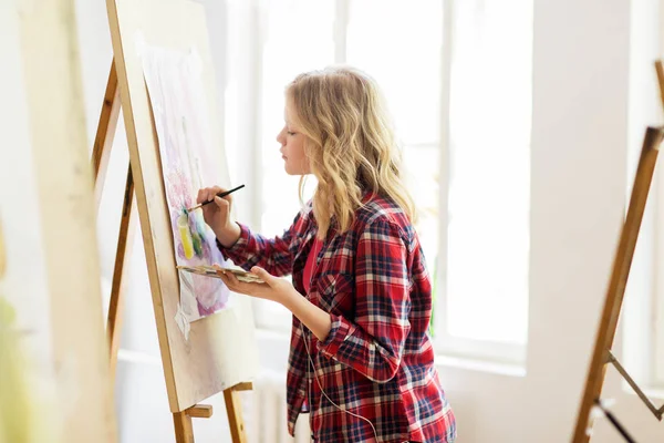 Estudante menina com cavalete pintura na escola de arte — Fotografia de Stock