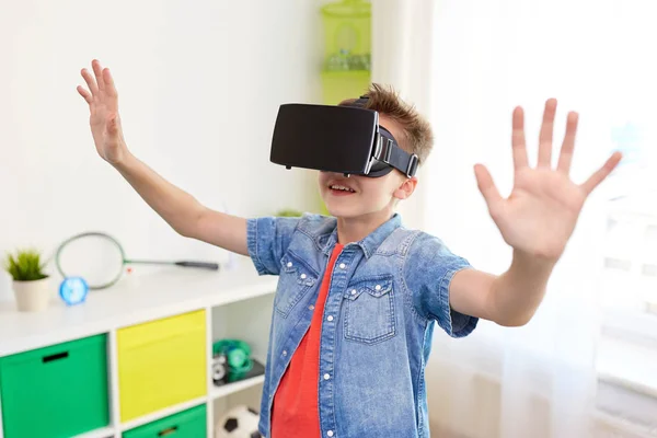 Junge in Virtual-Reality-Headset oder 3D-Brille — Stockfoto