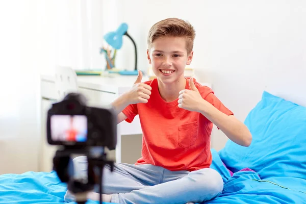 Felice ragazzo con videocamera registrazione video a casa — Foto Stock