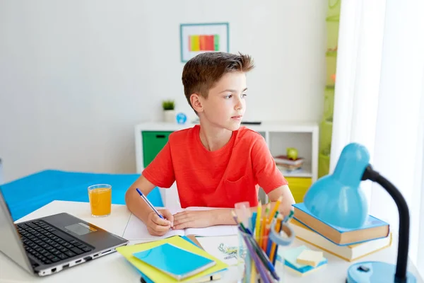 Μαθητής αγόρι με laptop γράφοντας στο Σημειωματάριο — Φωτογραφία Αρχείου