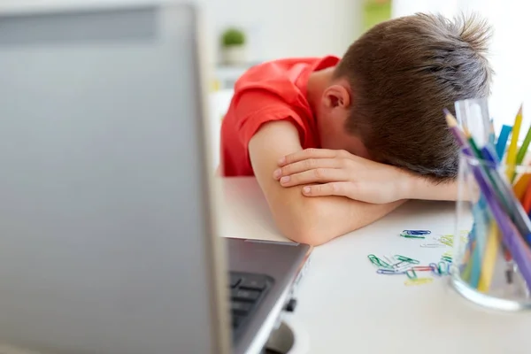 Müder oder trauriger Student mit Laptop zu Hause — Stockfoto