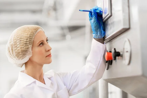 Computadora de programación de mujer en fábrica de helados — Foto de Stock