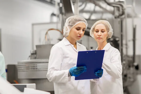 Kobiet technologów w fabryce lodów — Zdjęcie stockowe