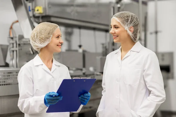 Mujeres felices tecnólogos en la fábrica de helados — Foto de Stock