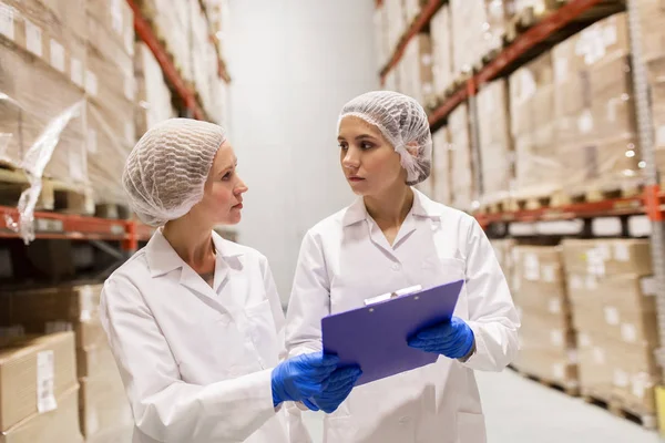 Mujeres tecnólogos en almacén de fábrica de helados — Foto de Stock