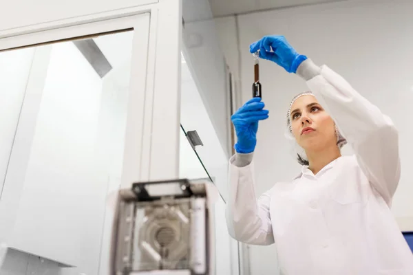 Kobieta z kwasem siarkowym w kroplomierzem laboratorium — Zdjęcie stockowe