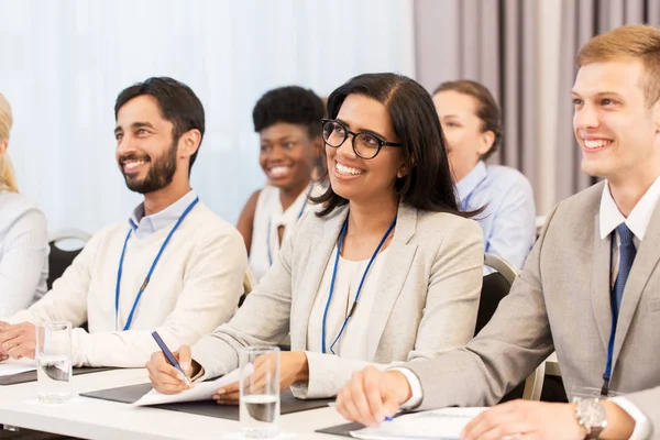 Zufriedenes Business-Team auf internationaler Konferenz — Stockfoto