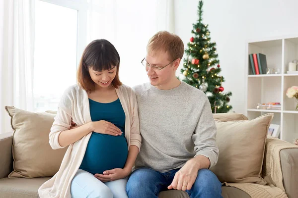 Těhotná manželka s manželem doma o Vánocích — Stock fotografie