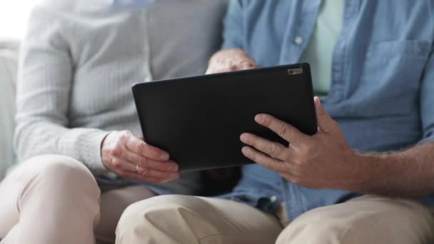 Starší pár s tablet pc doma — Stock video