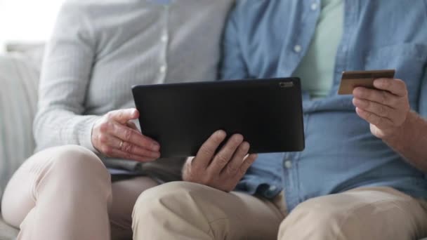 Senior para z komputera typu tablet i karty kredytowej — Wideo stockowe