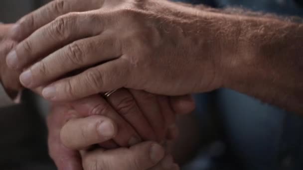 Sénior casal segurando as mãos — Vídeo de Stock