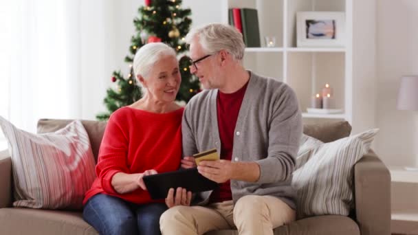 Feliz pareja de ancianos con la tableta de PC en Navidad — Vídeos de Stock