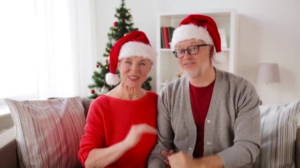 Senior pareja grabación navidad vídeo saludo — Vídeo de stock