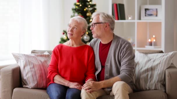 Glückliches Seniorenpaar zu Weihnachten zu Hause — Stockvideo