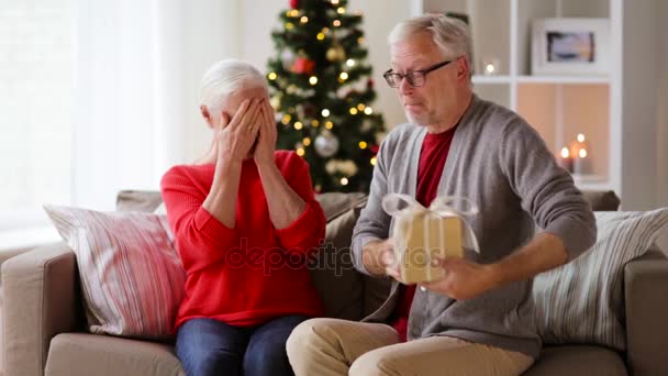 Glücklich lächelndes Seniorenpaar mit Weihnachtsgeschenk — Stockvideo