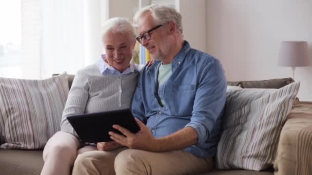 Пожилая пара, имеющая видео чат на планшетном ПК — стоковое видео