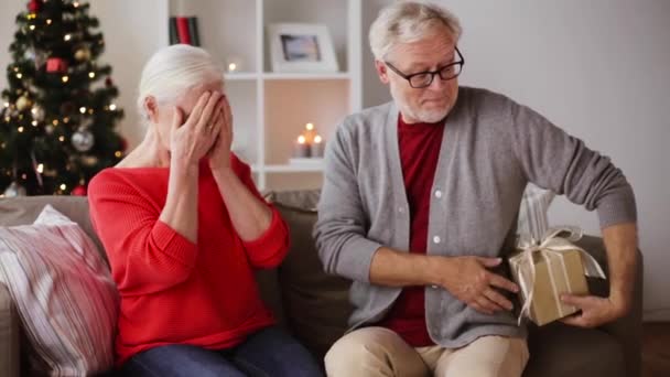 Щаслива усміхнена старша пара з різдвяним подарунком — стокове відео