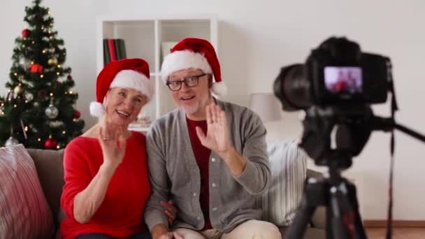 Pareja mayor grabación de vídeo de Navidad en la cámara — Vídeo de stock