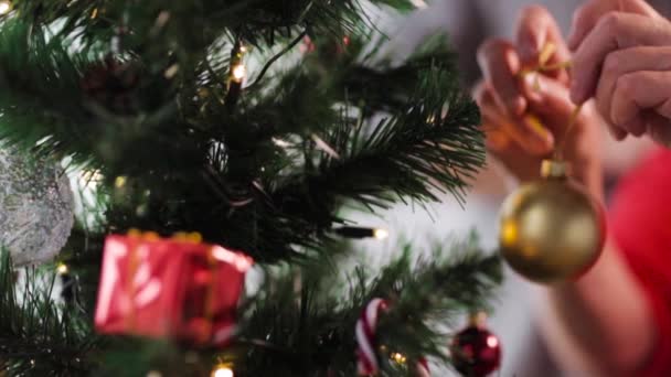 Senior mujer manos decoración navidad árbol — Vídeo de stock