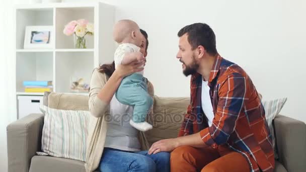 Счастливая семья с ребенком дома — стоковое видео