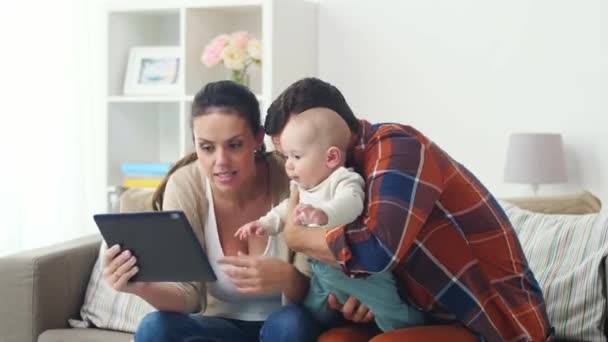 Мать, отец и ребенок с планшетным ПК дома — стоковое видео