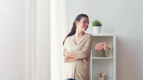 Familia feliz con el bebé en casa — Vídeos de Stock