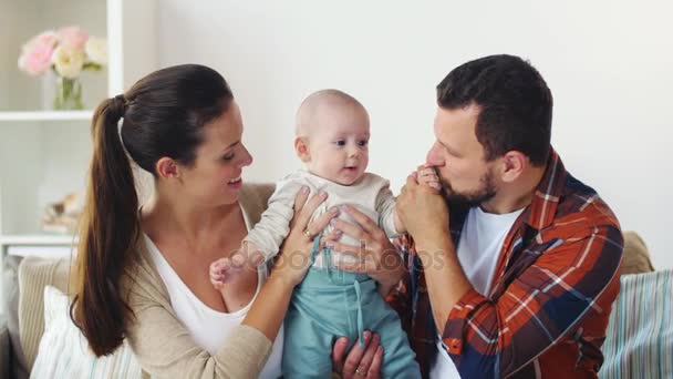 Familia feliz con el bebé en casa — Vídeo de stock
