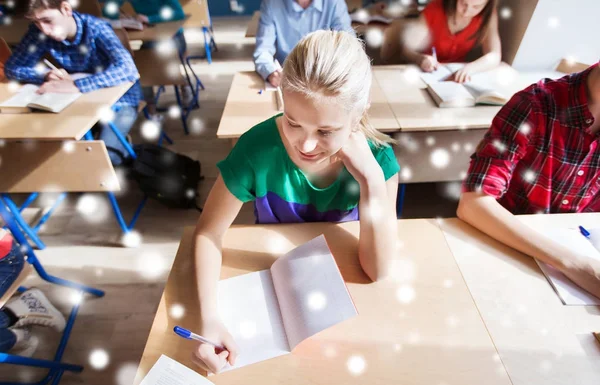 Groupe d'étudiants avec des livres écrit test scolaire — Photo