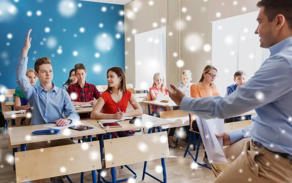 Grup, öğrenci ve öğretmen evrak ya da testleri ile — Stok fotoğraf