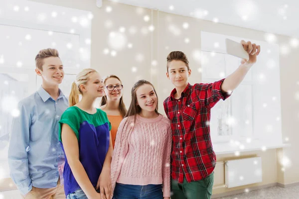 Gruppo di studenti che scattano selfie con smartphone — Foto Stock