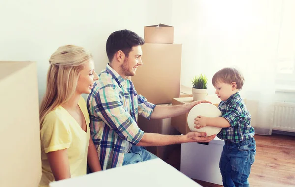 Famiglia felice trasferirsi in una nuova casa e giocare a palla — Foto Stock