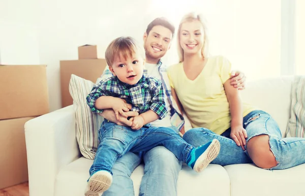 Lycklig familj med lådor flyttar till nytt hem — Stockfoto