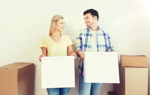 Χαμογελώντας ζευγάρι με μεγάλα κουτιά που μετακινούνται σε νέο σπίτι — Φωτογραφία Αρχείου