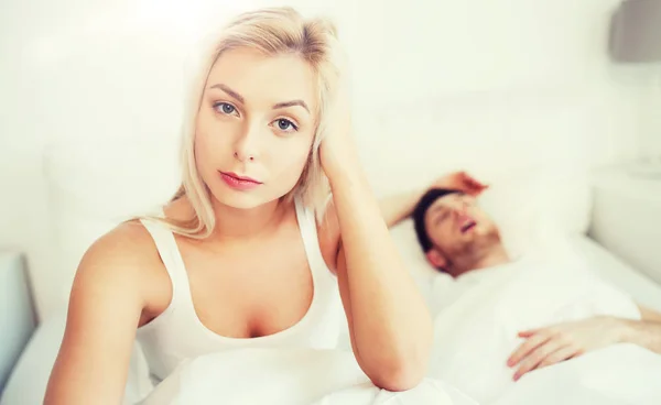 Wakker vrouw hebben van slapeloosheid in bed — Stockfoto