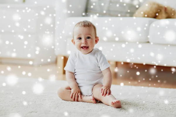 快乐的男婴或女婴坐在家里的地板上 — 图库照片