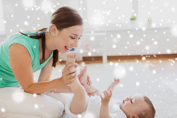 Gelukkig moeder spelen met weinig baby thuis — Stockfoto