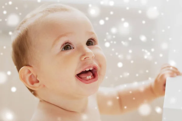 Πρόσωπο του χαρούμενος λίγο μωρό αγόρι ή κορίτσι ψάχνει — Φωτογραφία Αρχείου